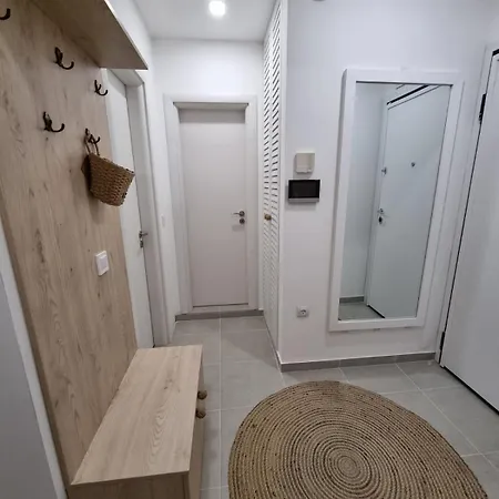 Polina - 2bd Next To Sea Garden With Parking
